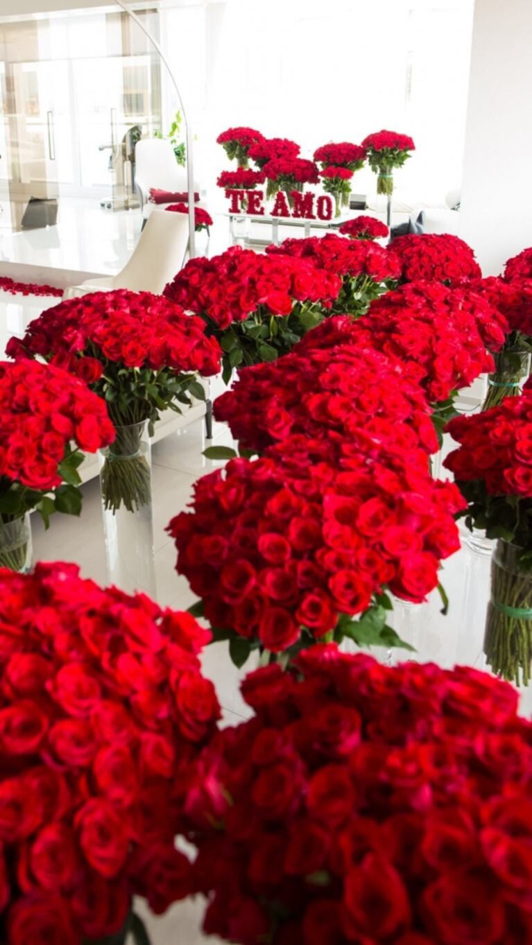 El romántico gesto de Wanda Nara con Mauro Icardi por su aniversario: ¡llenó la casa con un millón de rosas!