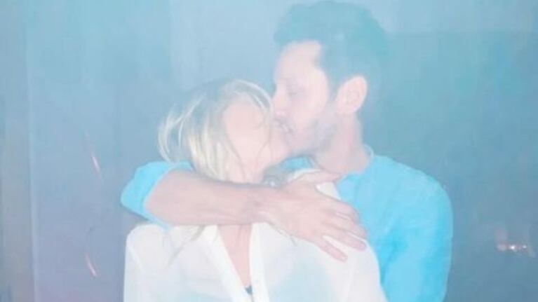 El romántico saludo de Benjamín Vicuña a Eli Sulichin por su cumpleaños con fotos a los besos