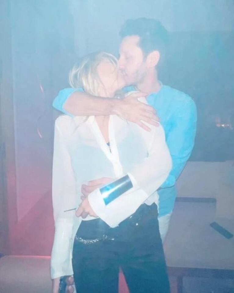 El romántico saludo de Benjamín Vicuña a Eli Sulichin por su cumpleaños con fotos a los besos