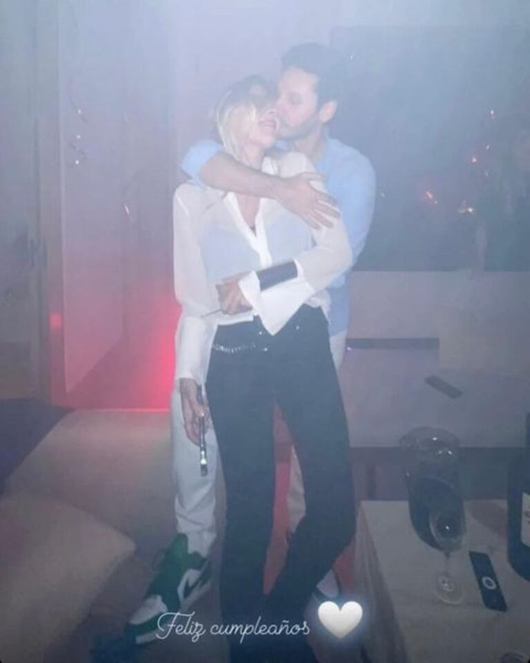 El romántico saludo de Benjamín Vicuña a Eli Sulichin por su cumpleaños con fotos a los besos