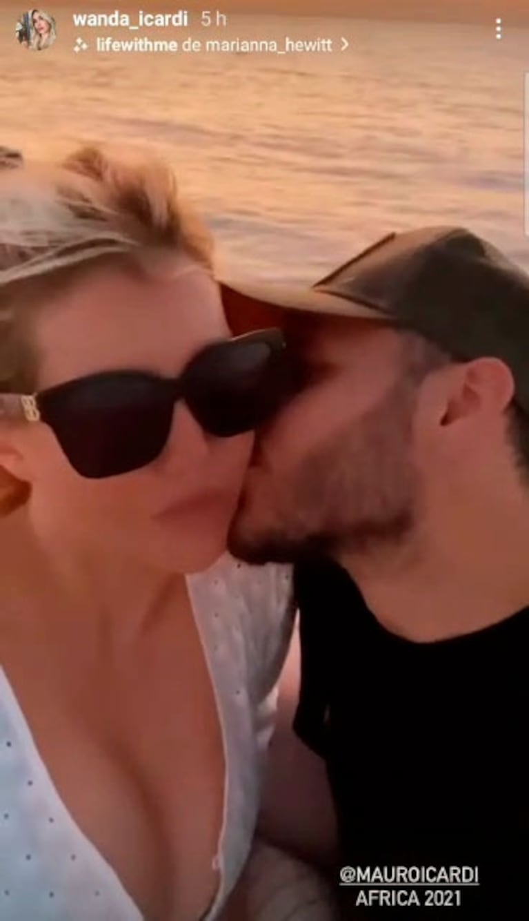 El romántico y súper mimoso paseo de Wanda Nara y Mauro Icardi en un rústico velero por el mar de Tanzania