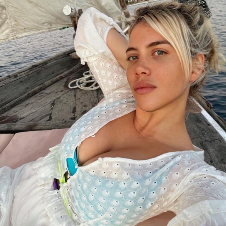 El romántico y súper mimoso paseo de Wanda Nara y Mauro Icardi en un rústico velero por el mar de Tanzania