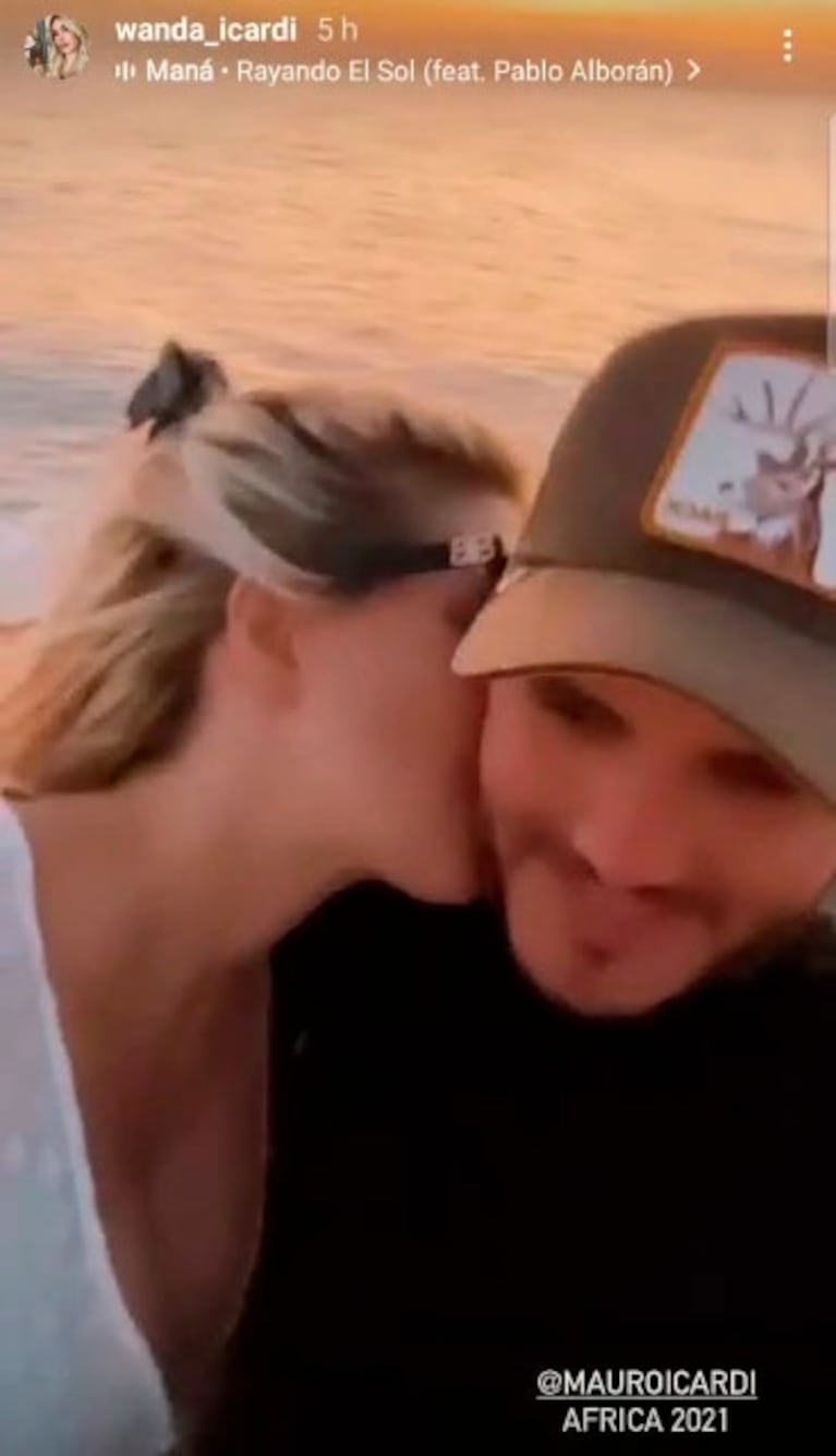 El romántico y súper mimoso paseo de Wanda Nara y Mauro Icardi en un rústico velero por el mar de Tanzania