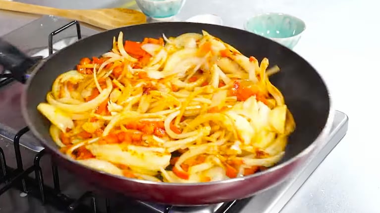 El salteado de la cebolla y morrón, un paso clave en la receta de la Empanada Gallega. Foto: Cucinare TV
