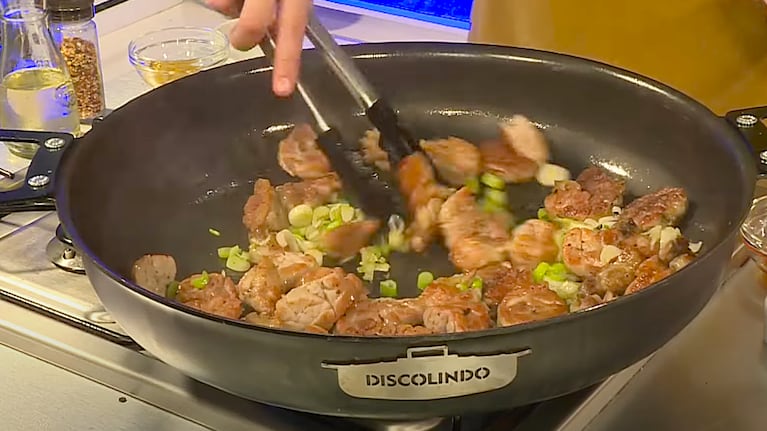 El salteado del verdeo, un paso clava a la hora de cocinar las mollejas. Foto: Cucinare TV