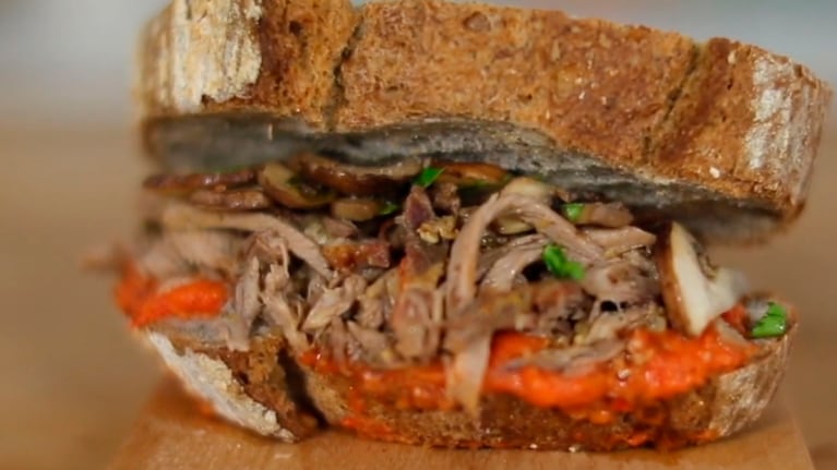 El sándwich caliente de carne desmechada es una de las cuatro viandas que se pueden armar con una misma preparación. Foto: CucinareTV