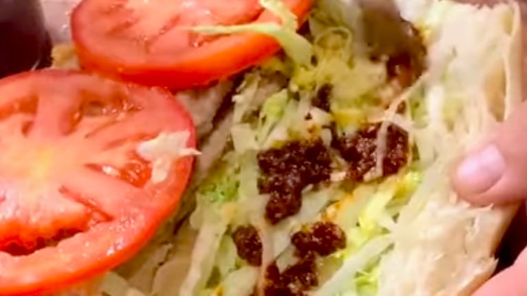 El sándwich de milanesa tucumano lleva lechuga cortada finita y tomate. Foto: Cucinare TV
