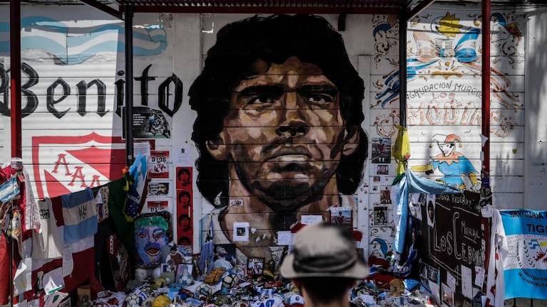 El santuario de Maradona en La Paternal, un punto de encuentro para calmar el dolor