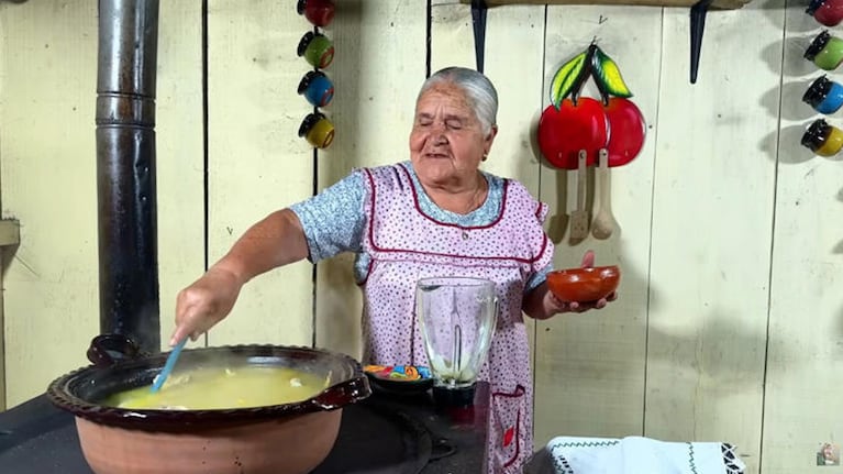 El secreto de Doña Ángela para hacer un caldito pobre de pollo delicioso y barato