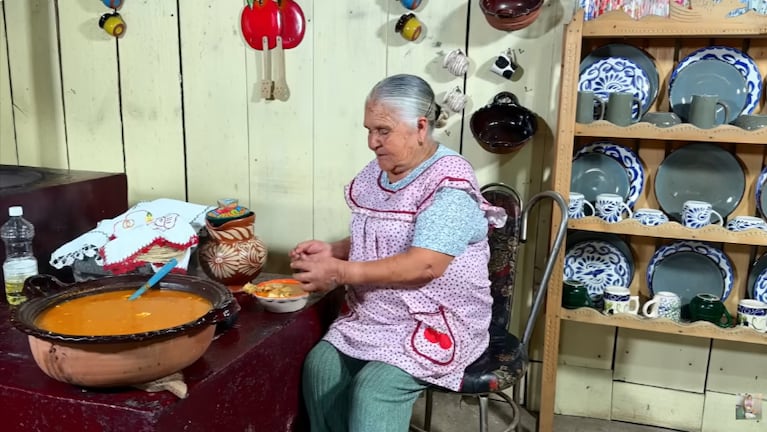 El secreto de Doña Ángela para hacer un caldito pobre de pollo delicioso y barato