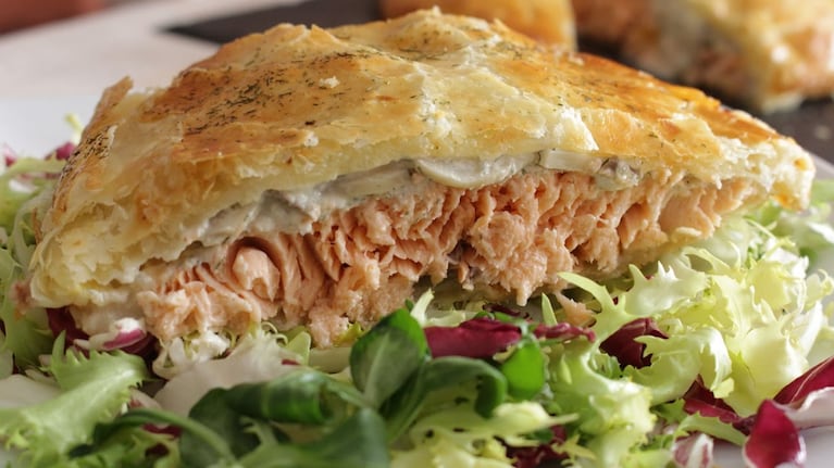 El secreto para conseguir el mejor salmón en hojaldre con ensalada fresca