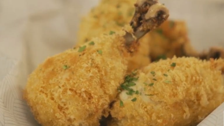 El secreto para lograr un pollo tierno y jugoso por dentro, con un rebozado que garantiza una capa extra-crocante.
Foto: CucinareTV