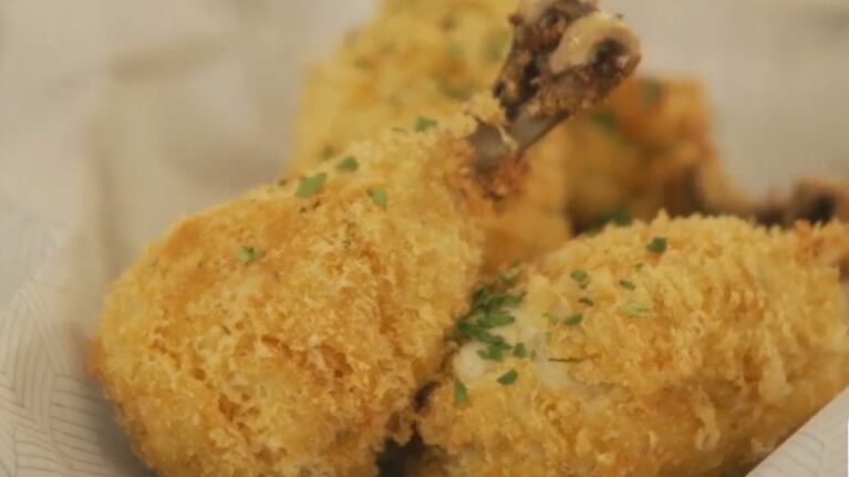 El secreto para lograr un pollo tierno y jugoso por dentro, con un rebozado que garantiza una capa extra-crocante.
Foto: CucinareTV