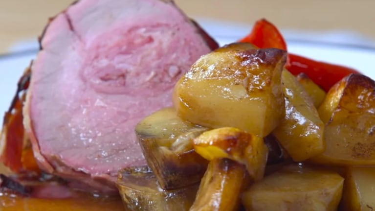 El secreto para que la carne quede tierna, con un relleno sabroso y una guarnición de vegetales.
Foto: CucinareTV