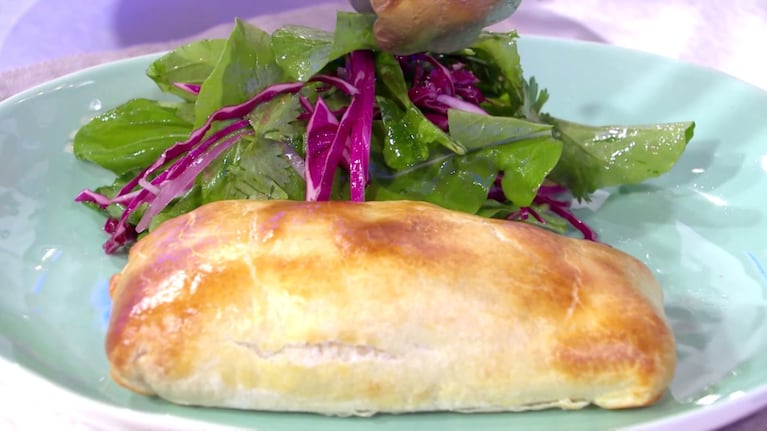 El secreto para sorprender a todos con un salmón en hojaldre con ensalada fresca