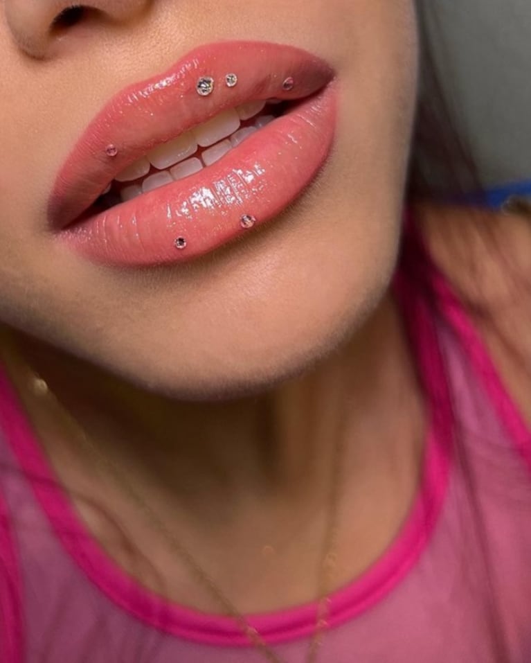El sincericidio de Emilia Mernes tras ser tendencia por ponerse brillitos en los labios: "Me tragué uno comiendo una hamburguesa"