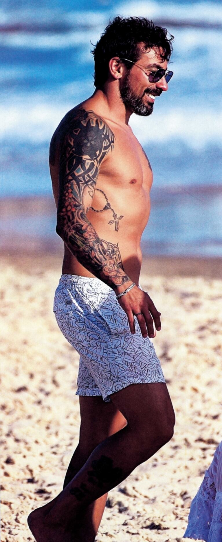 El singular look playero de Pocho Lavezzi en José Ignacio: manta pareo estilo hindú y toalla tejida de marca de lujo
