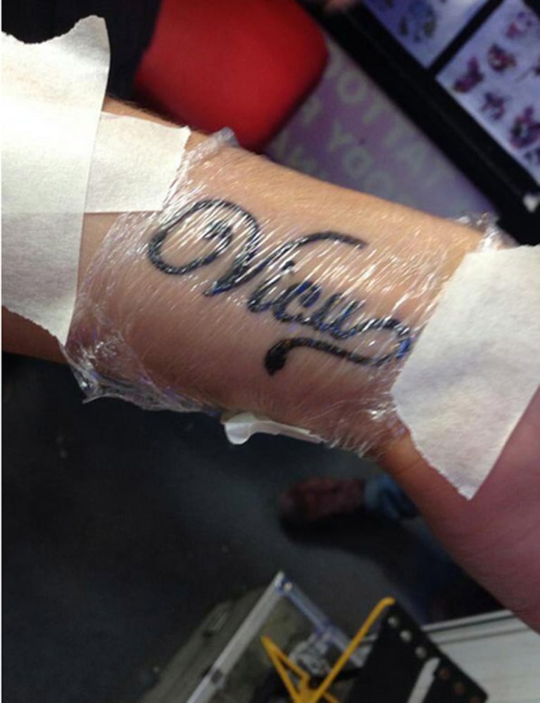 El súper tatuaje que Annalisa Santi dedicado a Vicky Xipolitakis. (Foto: Twitter) 
