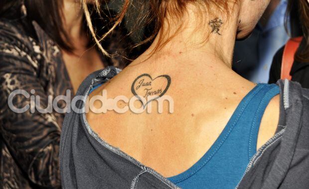 El tatuaje de Florencia Peña con los nombres de sus hijos, Juan y Tomás. (Foto: Jennifer Rubio)