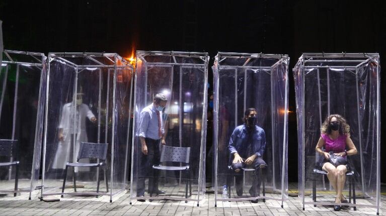 El teatro vuelve a Sao Paulo con cabinas de plástico para sus espectadores. Foto: EFE.