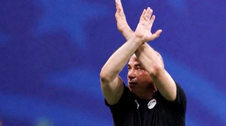 El técnico de Egipto, Hossam Hassan y su polémico gesto (Foto: captura X.com)