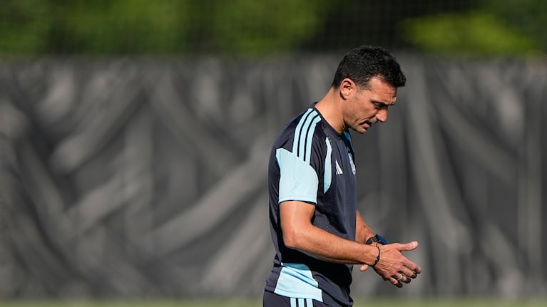 El técnico Lionel Scaloni, de la selección de Argentina, espera el comienzo de una práctica el lunes 15 de junio de 2026 en Kansas City (AP Foto/Charlie Riedel)