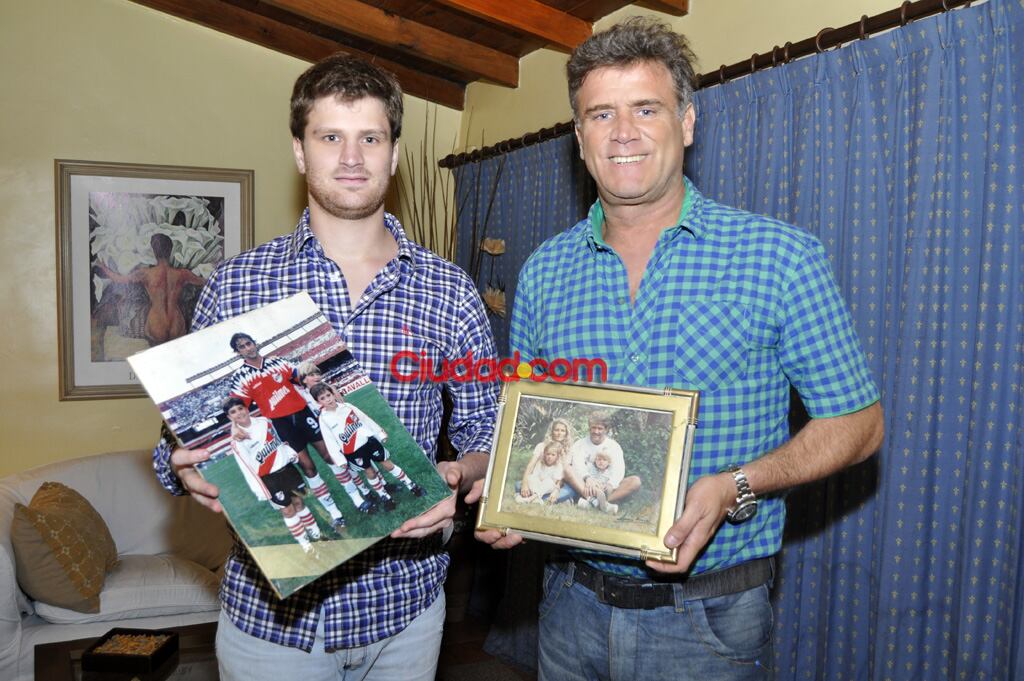 El Teto Medina y su hijo Juan Cruz, con fotos familiares. (Foto: Jennifer Rubio-Ciudad.com)