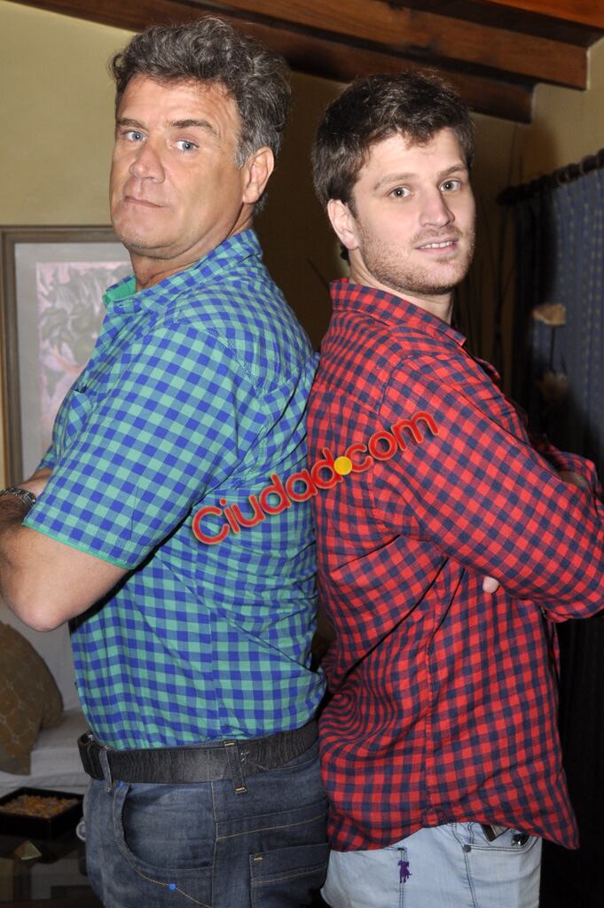 El Teto Medina y su hijo Juan Cruz, en la intimidad de su casa. (Foto: Jennifer Rubio-Ciudad.com)