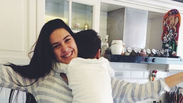 El tierno abrazo de cumpleaños de Bergüzar Korel a su hijo, Ali. (Foto: Instagram)