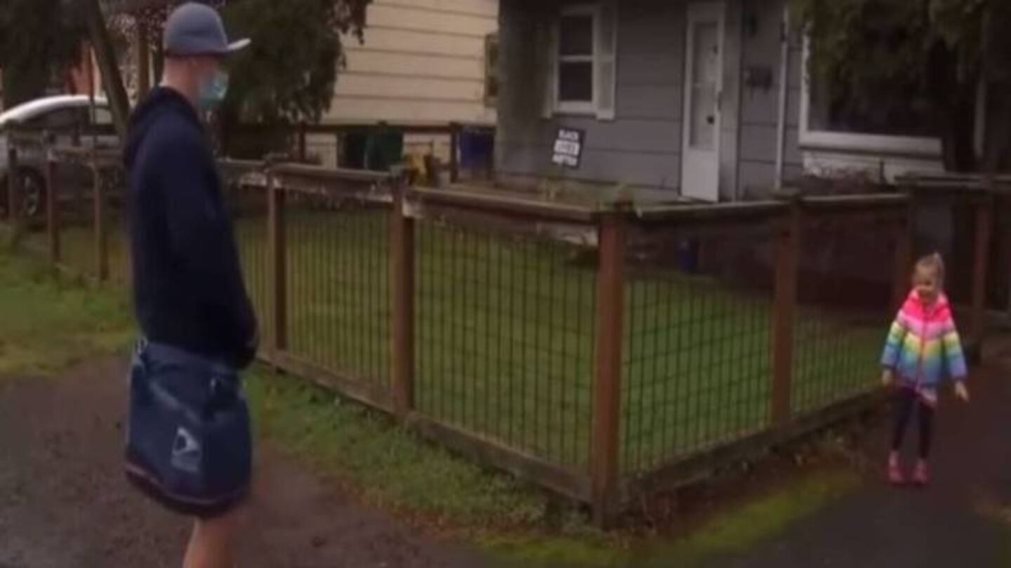 El tierno baile de un cartero y una niña que lo espera cada día frente a la ventana