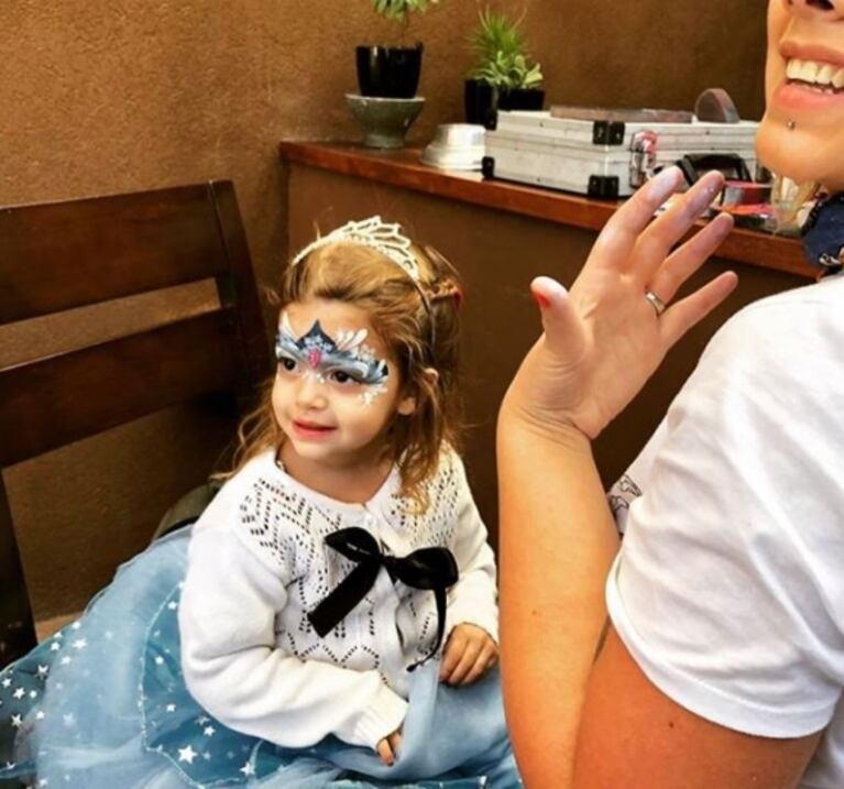 El tierno festejo a puro Frozen de Joaquina, la hija de Álvaro Navia y Vanina Escudero