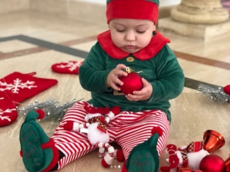 El tierno look navideño de la hija de Evangelina Anderson: "Estamos acá armando el arbolito y de repente apareció un elfo"