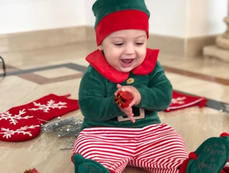 El tierno look navideño de la hija de Evangelina Anderson: "Estamos acá armando el arbolito y de repente apareció un elfo"