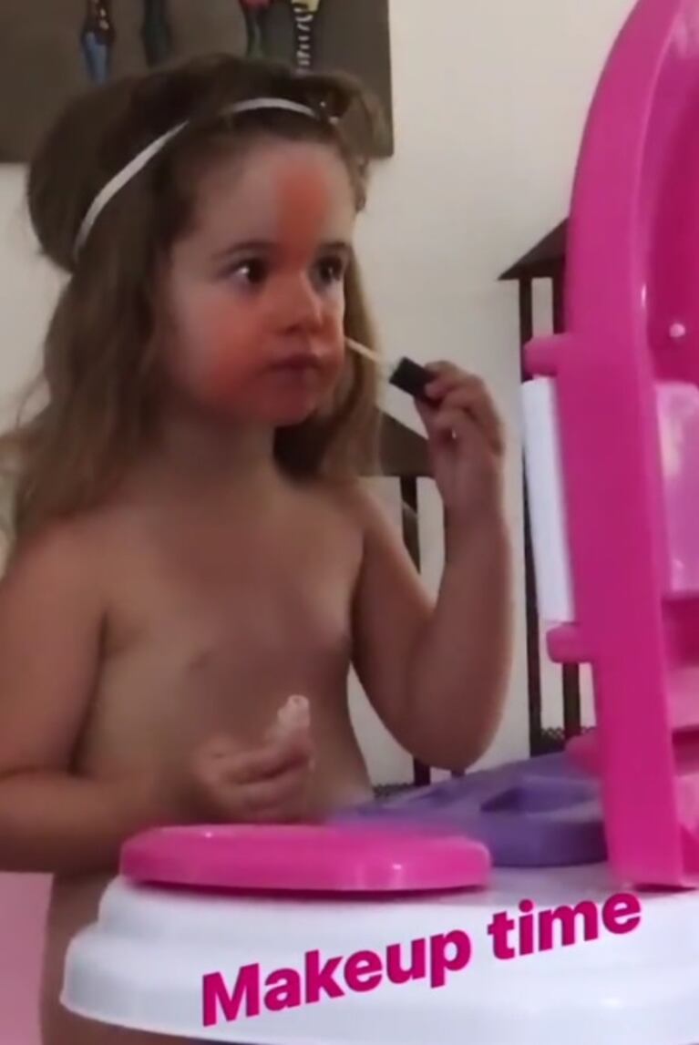 El tierno video de la hija de María Fernanda Callejón maquillándose sola: "Sos puro y verdadero amor"