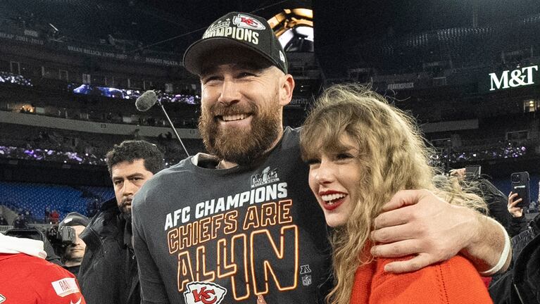 El tight end de los Chiefs de Kansas City Travis Kelce camina con Taylor Swift tras el partido de campeonato de la AFC ante los Ravens de Baltimore en Baltimore el 28 de enero de 2024. Los Chiefs ganaron 17-10. (Foto AP/Julio Cortez, archivo)
