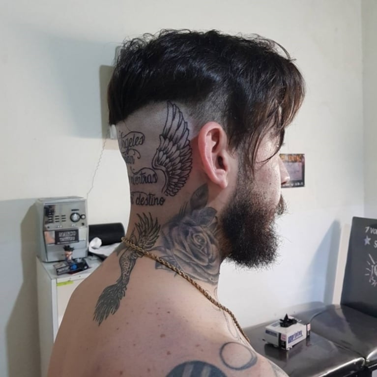 El tremendo tatuaje que Ulises Bueno se hizo en su nuca: "Mis ángeles me guían el camino mientras busco mi destino"