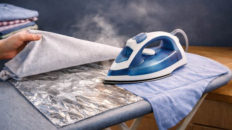 El truco casero del aluminio en la tabla de planchar, un aliado para reducir costos de energía. Foto: IA