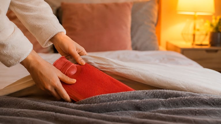 El truco casero para calentar la cama antes de dormir y combatir el frío (foto creada con IA)