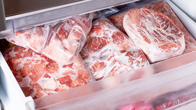 El truco casero para descongelar carne sacada del freezer en 5 minutos. Foto: Freepik