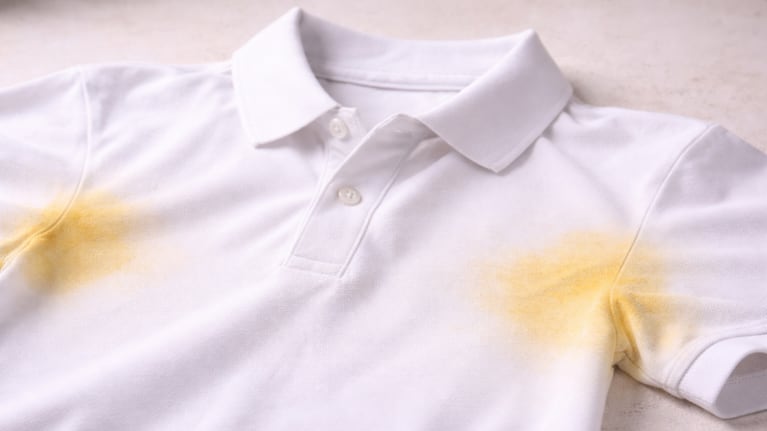 El truco casero para eliminar fácilmente manchas de transpiración en la ropal. Foto: IA (ChatGPT)