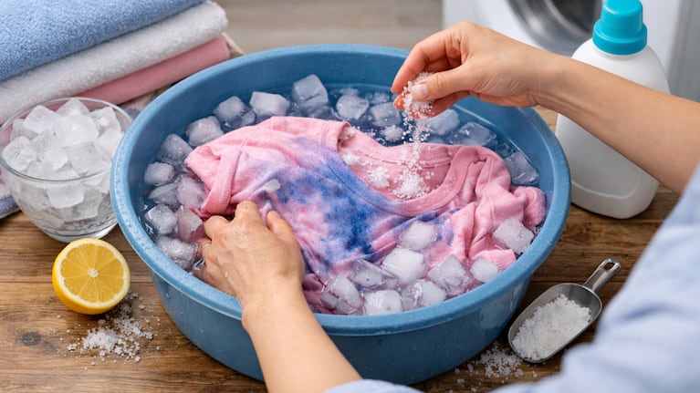 El truco del hielo y sal para sacar el desteñido de la ropa. Foto: IA (ChatGPT)