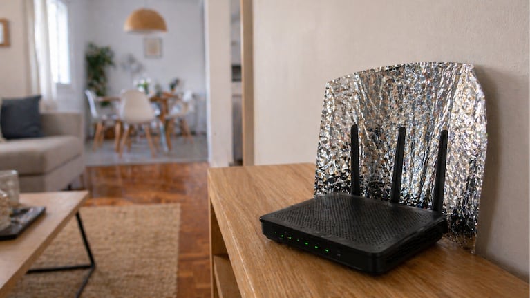 El truco del papel aluminio con el WiFi. Foto: (imagen generada con IA)