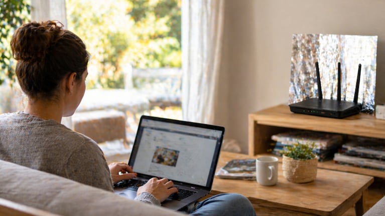 El truco del papel aluminio con el WiFi. Foto: (imagen generada con IA)