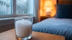 El truco del vaso con sal en la habitación que muchos usan en invierno: para qué sirve (foto creada por IA)