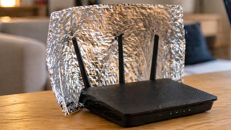El truco del WiFi con papel aluminio. Foto: imagen generada con IA)