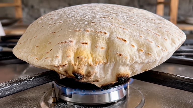 El truco para hacer un pan directamente sobre la llama de la hornalla. Foto: Cucinare TV