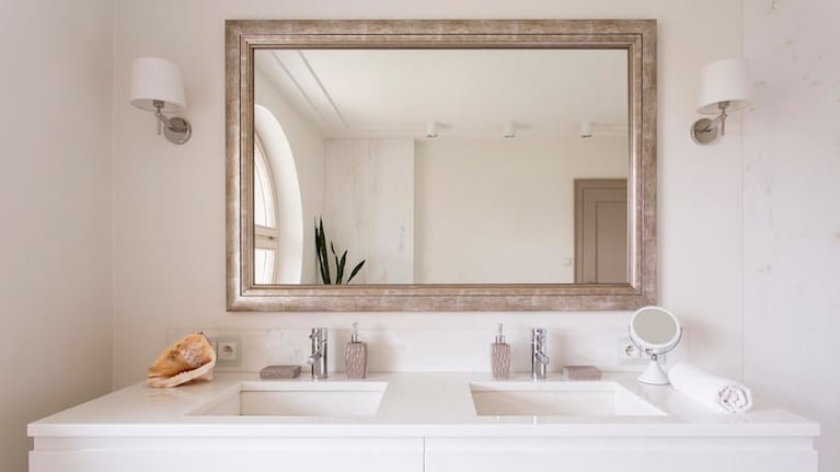 El truco para limpiar el espejo del baño: queda perfecto con un solo insumo. Foto: Freepik