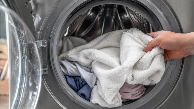 El truco para que la ropa salga mucho más seca del lavarropas en apenas 10 minutos