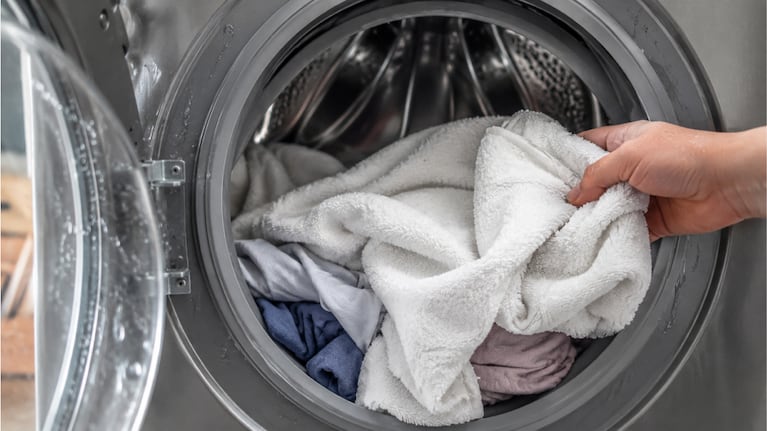 El truco para que la ropa salga mucho más seca del lavarropas en apenas 10 minutos. Foto: IA