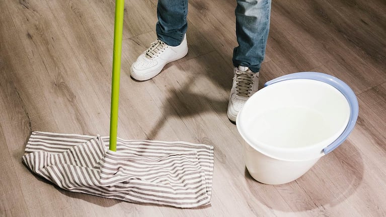 El truco secreto para limpiar los pisos que no falla. Foto: Freepik